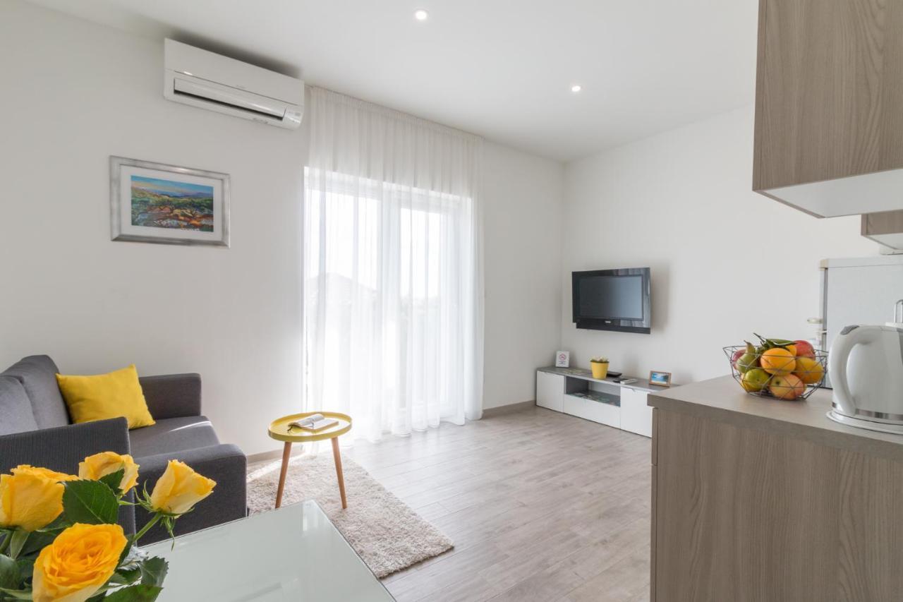 Apartments Lusani Split Bagian luar foto