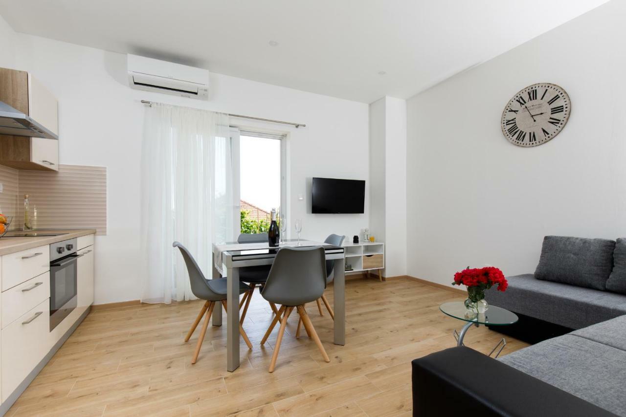 Apartments Lusani Split Bagian luar foto