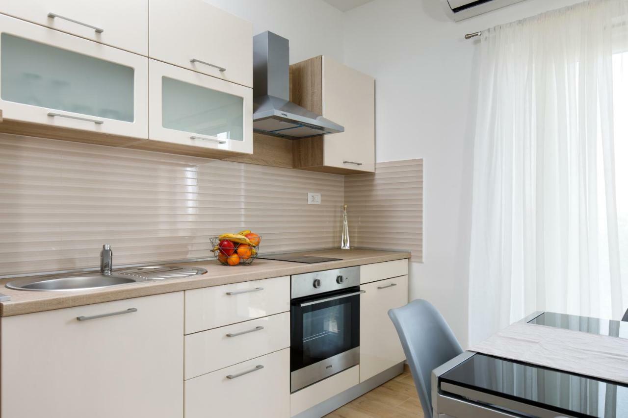 Apartments Lusani Split Bagian luar foto