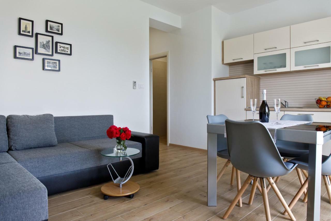 Apartments Lusani Split Bagian luar foto