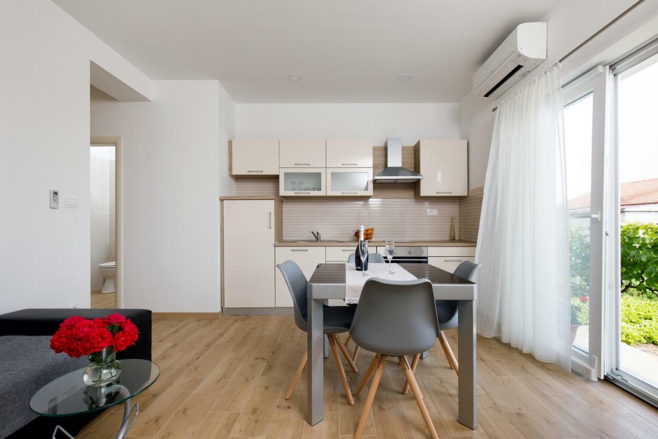 Apartments Lusani Split Bagian luar foto