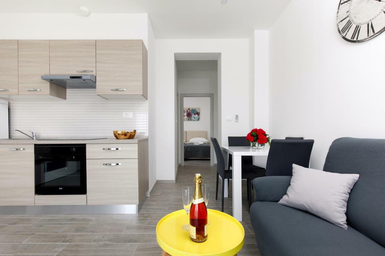 Apartments Lusani Split Bagian luar foto
